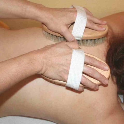 Frisch & belebt durch den Alltag – Bürstenmassage